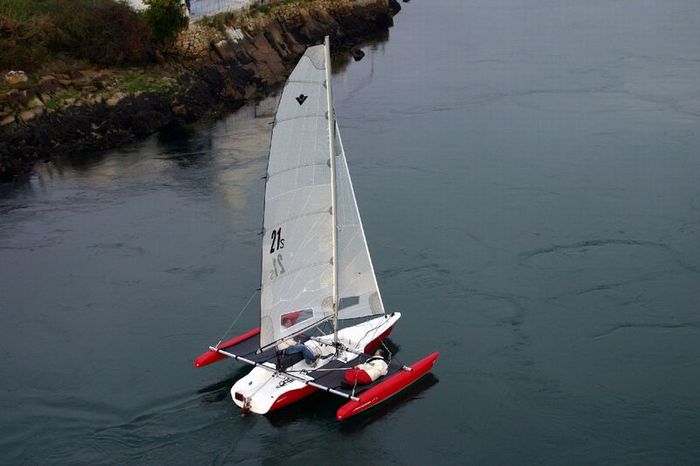 Magnum 21S departing from the 
Ria d'�tel under Pont Neuf
sailing in virtually zero wind.