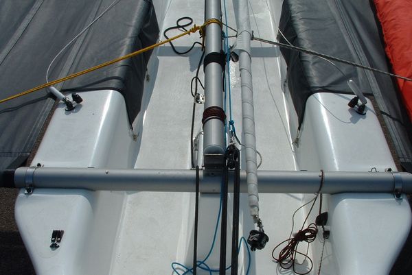 Temporary shrouds make an A frame which remains 
taught even when the mast is lowered.
Note use of main sheet attached to the gennaker halyard.