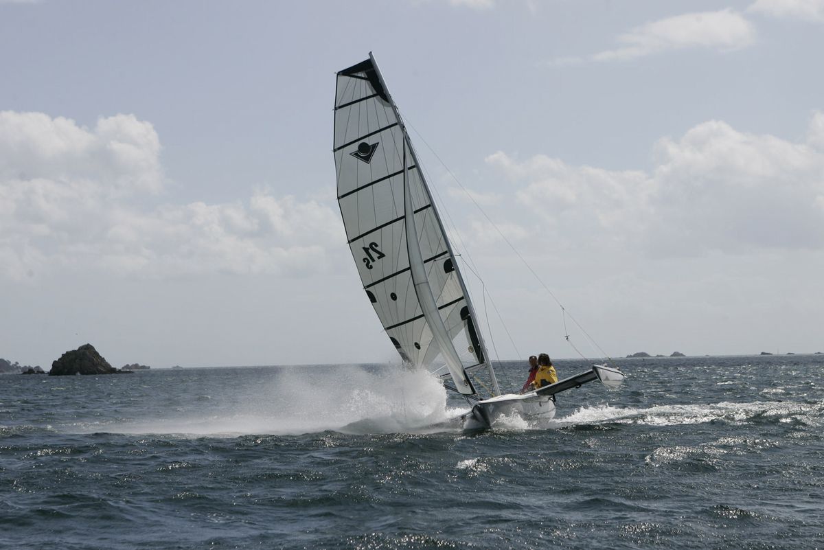 Typical attitude of the Magnum 21.S in a strong wind.  Much more spray that with the Classic Magnum 21!