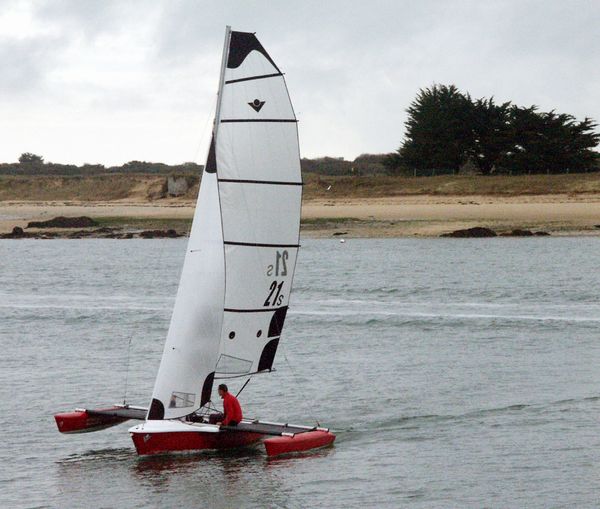 Wake shows that this 21.S has just tacked.